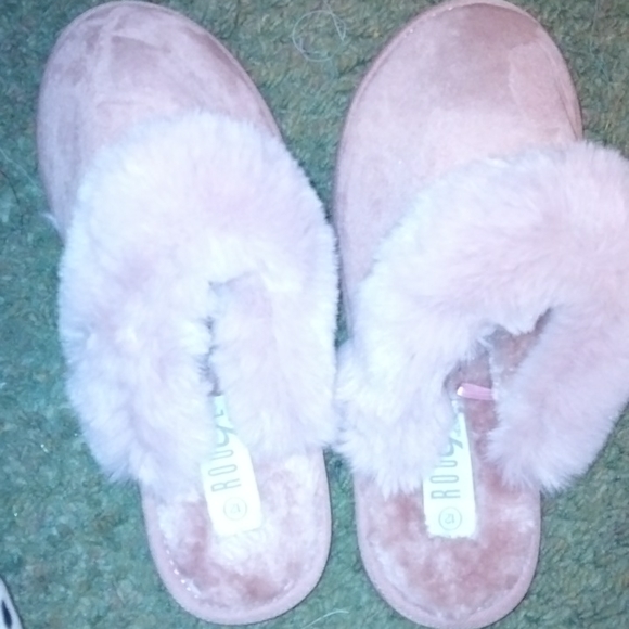 Iam selling my rouge helium slippers - Picture 6 of 8